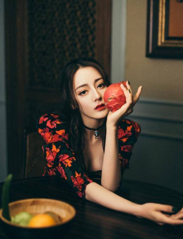 迪丽热巴最新画报释出,穿紧身碎花裙高贵典雅,尽显女人味!