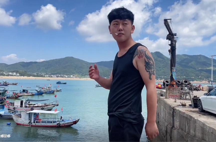 而当被网友们问到是否已经追到迪丽热巴时,宇文斌斌也半开玩笑地表示