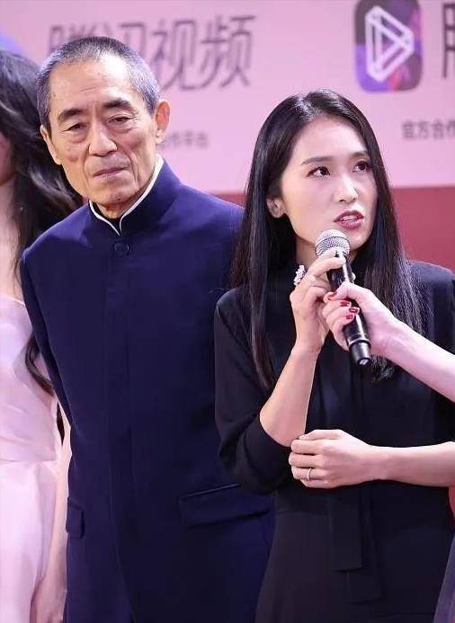 張藝謀攜前妻女兒亮相,張末穿中式禮服驚豔,某些角度撞臉章子怡_設計