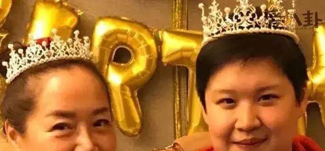 16歲的恬妞赴香港邵氏兄弟探視姐姐恬妮,客串《早婚》