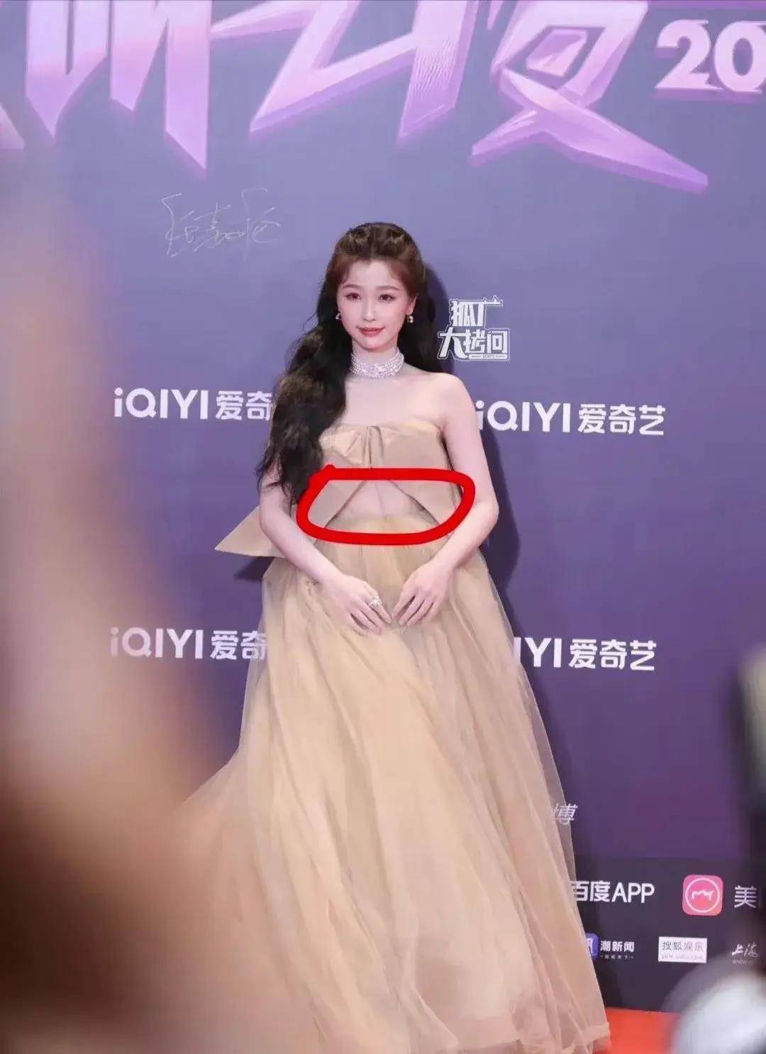 虞书欣的漏肚子小婚纱礼服很有设计感,不得不说很适合她_时尚_婚礼