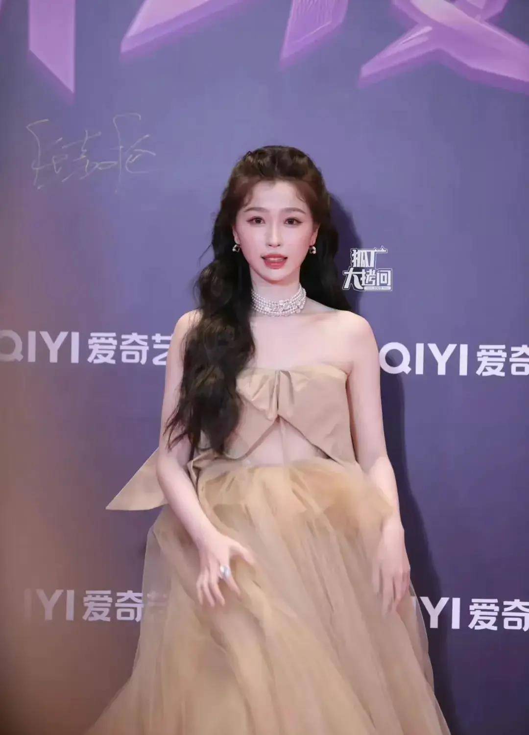 虞书欣的漏肚子小婚纱礼服很有设计感,不得不说很适合她_时尚_婚礼