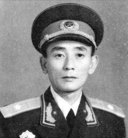 他當了14年軍長,21年副司令員,多次代理大軍區司令員,他是誰?