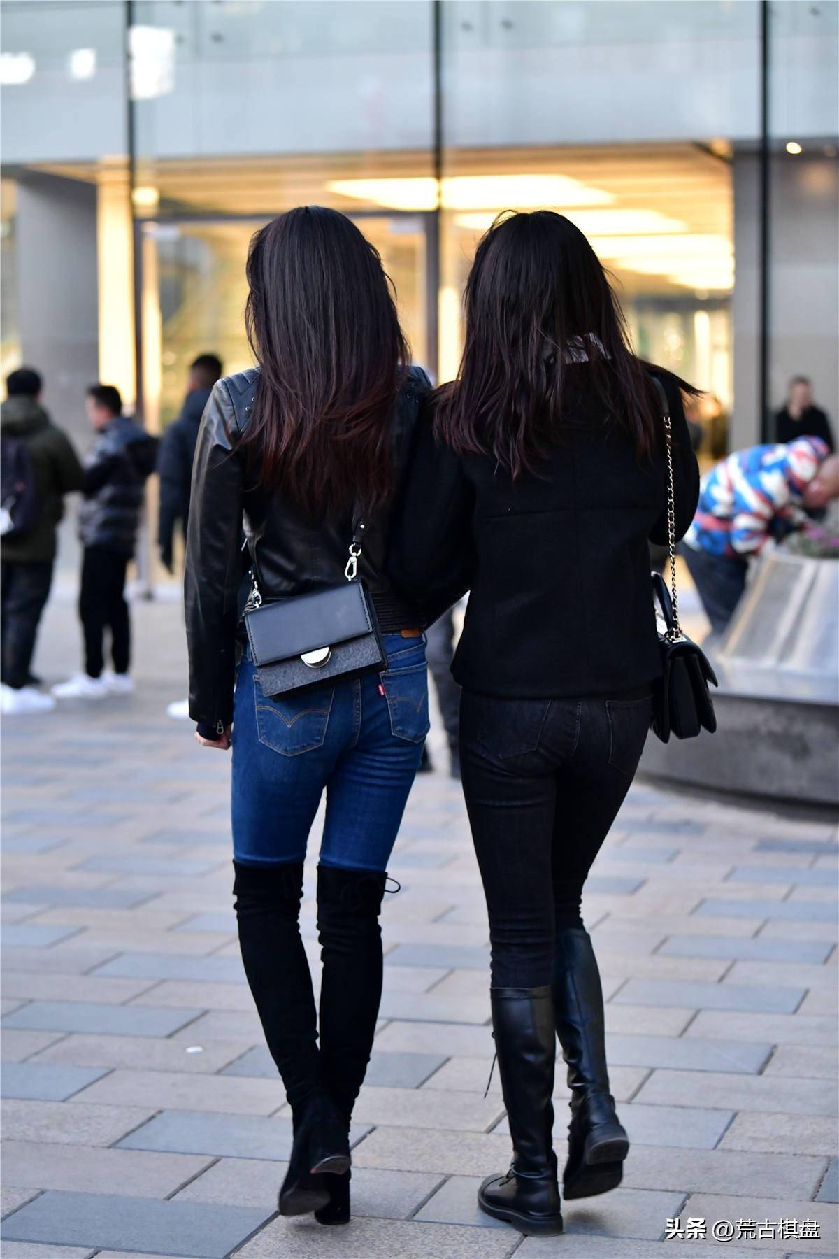 紧身牛仔裤搭配靴子时,你会选择过膝的还是低帮的款式_黑色_时尚_效果