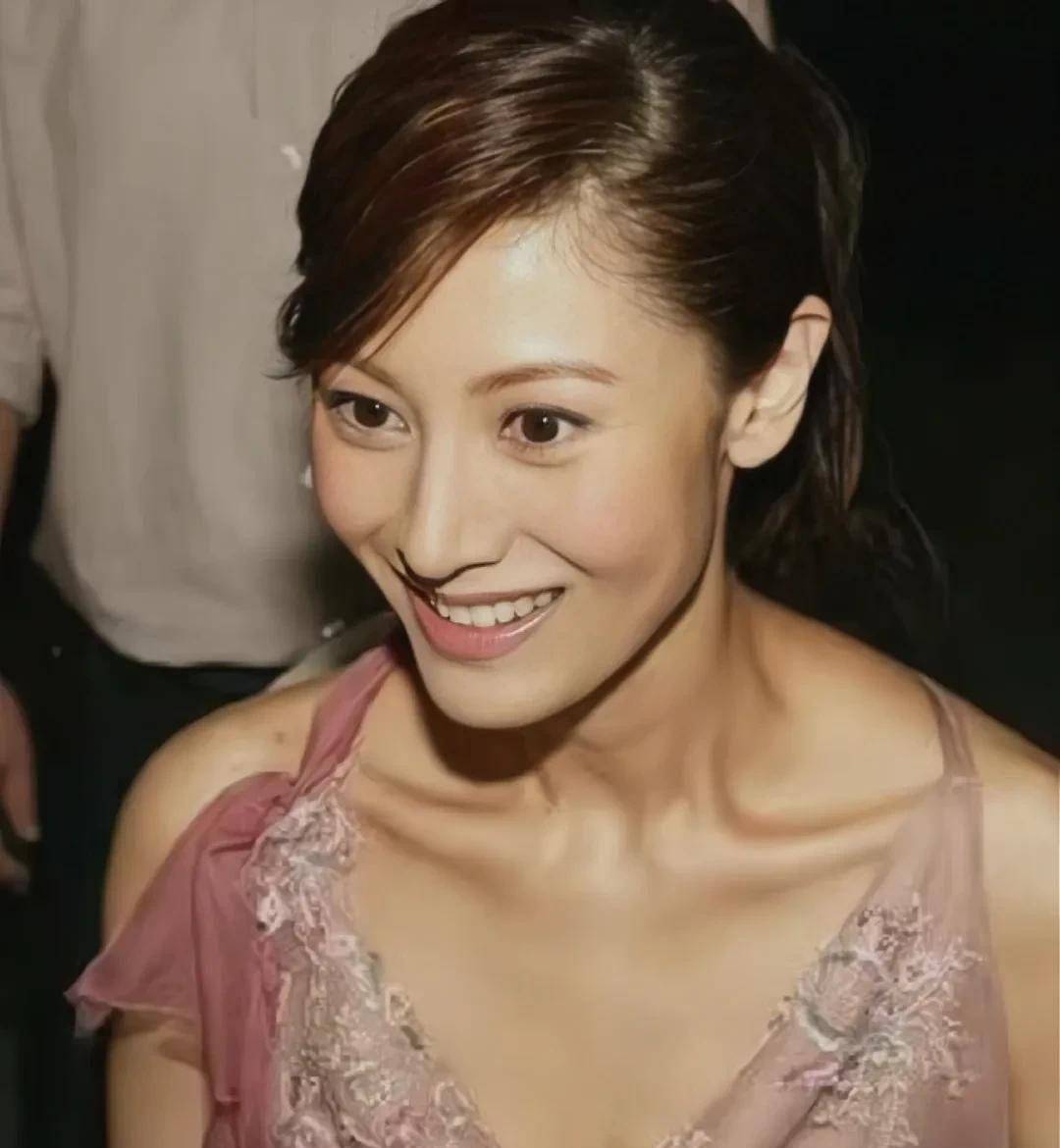80年的蔡依林像00后的,说她23岁也不过分,颜值和身材越来越好_李嘉欣