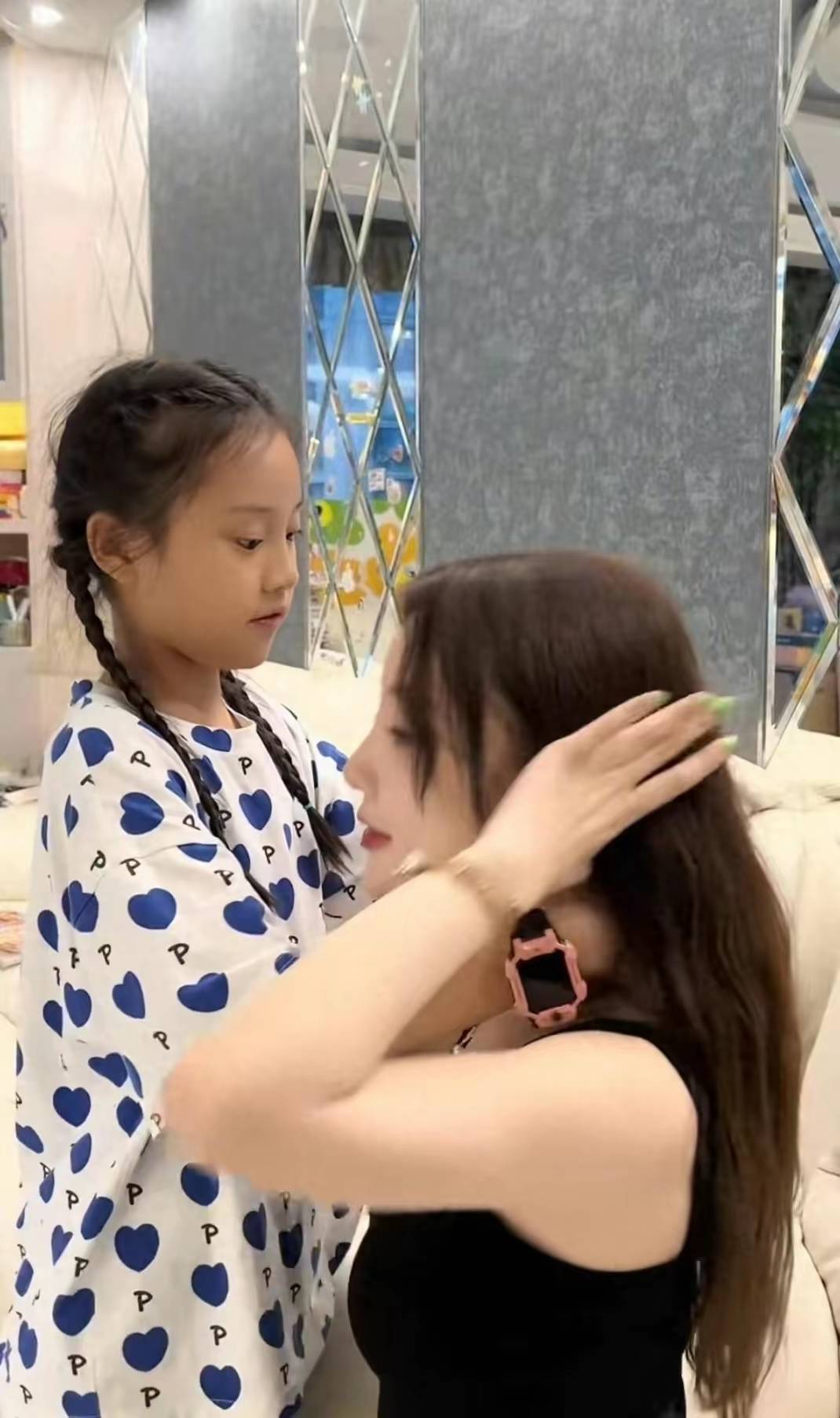 李小璐女儿甜馨惹争议,公开回骂恶评网友,疑知道妈妈曾经丑闻.