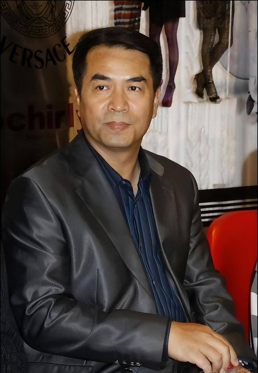 老戏骨廖京生曝近况,娶三婚妻子何晴,结婚至今无子,令人遗憾_婚姻