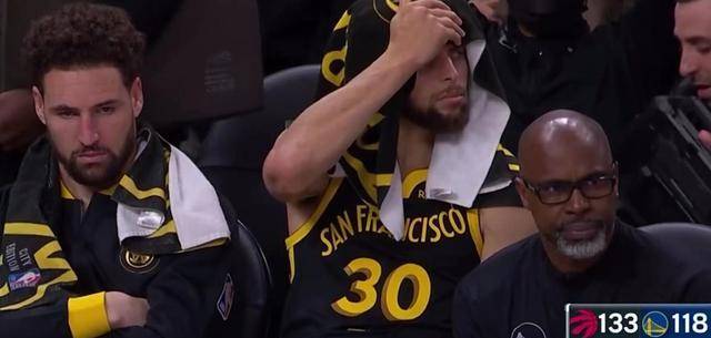 勇士溃败,库里低迷14中2,科尔引争议,克莱表现突出_三分球_时间_猛龙