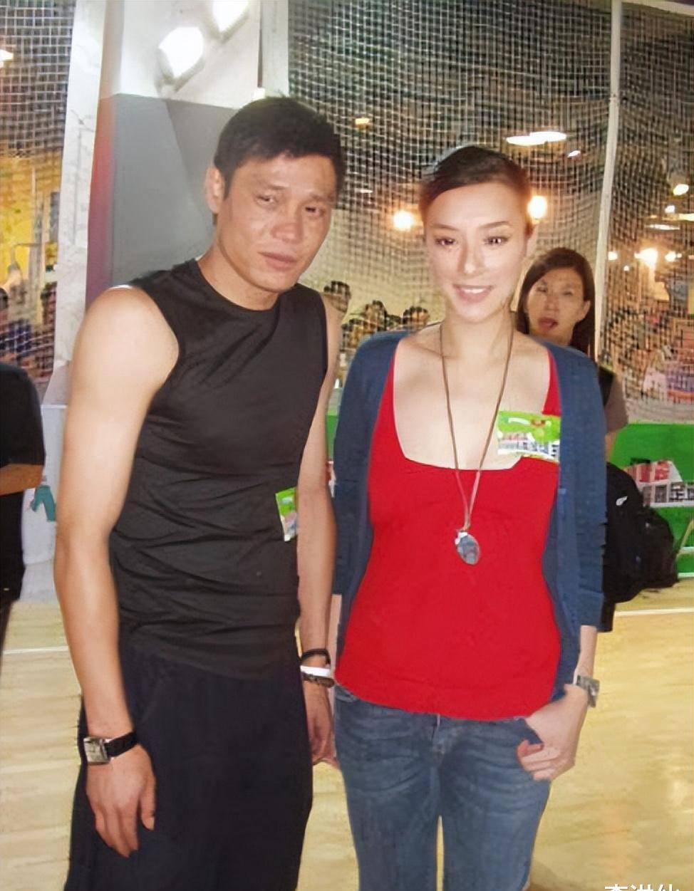 第二任妻子是模特,名叫李明义.范志毅也疯狂地追求她,迫害她.