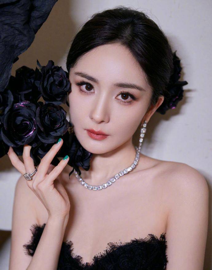 gq女明星杀疯了!杨幂全身造型超过三百万,倪妮却穿了过季旧衣