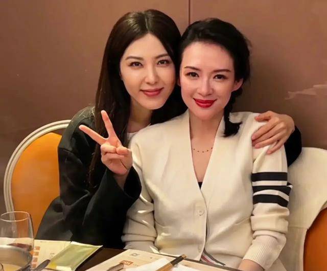 曾黎与章子怡合照,同为中戏两大美女,为啥这次输的是曾黎?