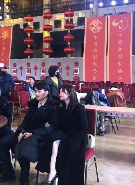 1月7日晚,有网友在百花迎春晚会彩排现场偶遇陈晓陈妍希夫妇.