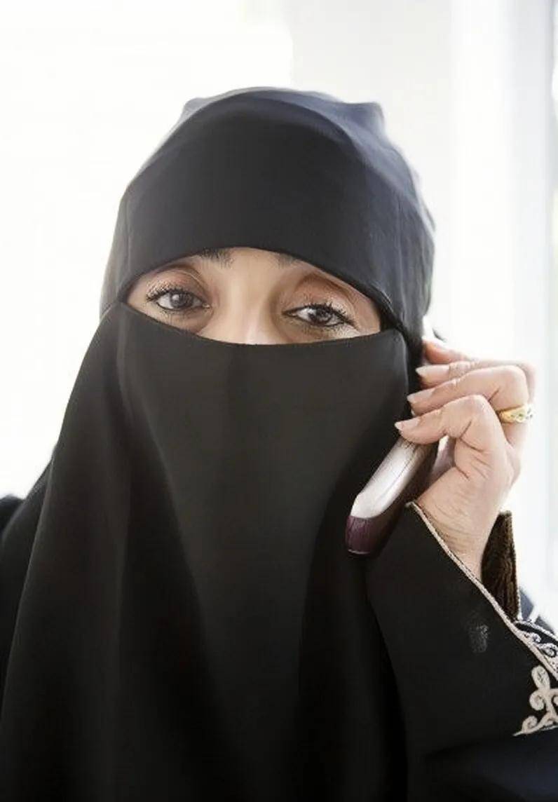 比如我们所知的伊朗就是一个政教合一的国家,在伊朗精神领袖与总统是