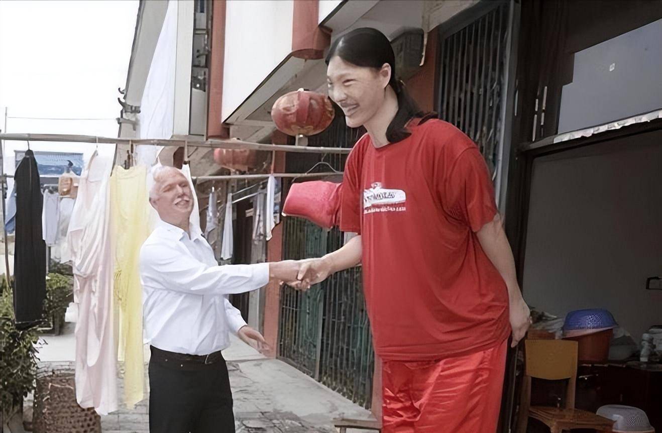 中国女巨人曾金莲:14岁身高已超姚明,遗体存放37年仍未下葬_父母_全家