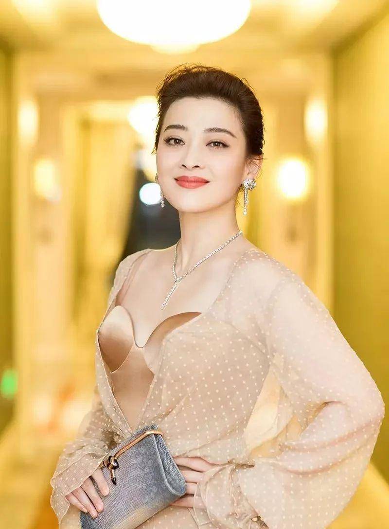 47岁梅婷身穿裸色的长款礼服,连身旁的章子怡和林心如都成了陪衬_金色
