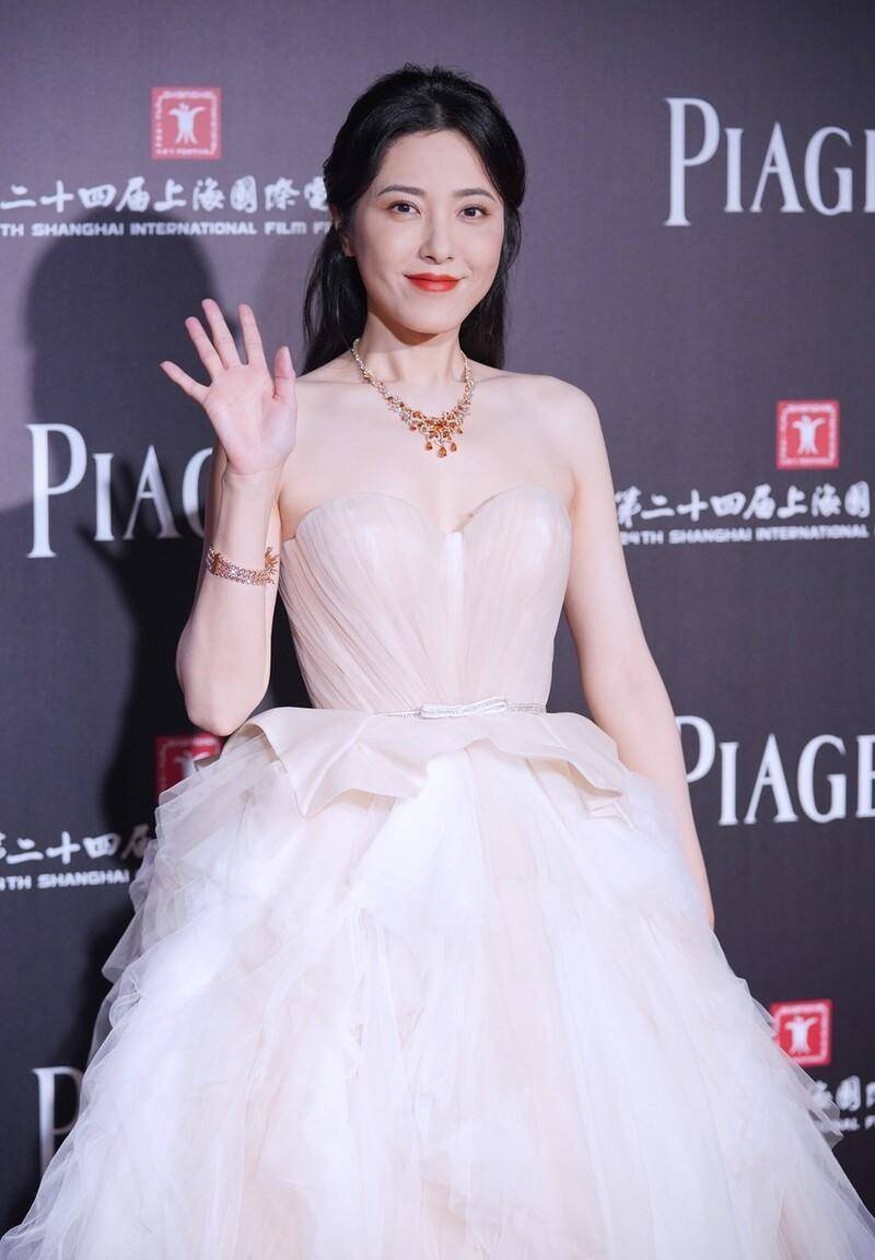 46岁的曾黎抹胸礼服白到全身发光,现如今依然风韵犹存,美到出圈_白色