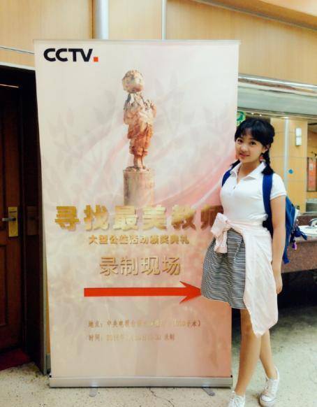 林妙可从小就有个"孩子般"的角色,一身卡通裙,一张"小圆脸"_衬衫_裙子