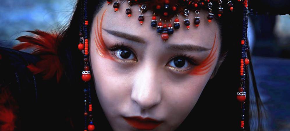 妭黑化后不但一秒化了个粗黑的眼线,眼角还画上了凤尾形状的红色眼妆