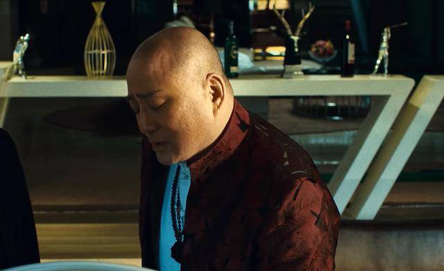 再比如汤镇业与陈小春的迷之兄弟情,这段戏同样因过于狗血而失去逻辑.