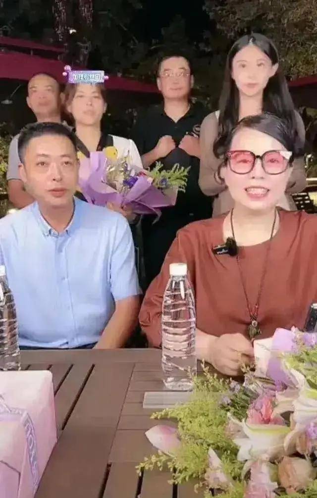 郭威妻子田静频晒奇奇悦悦,开播带货人气反差大_许妈_姚爸_直播