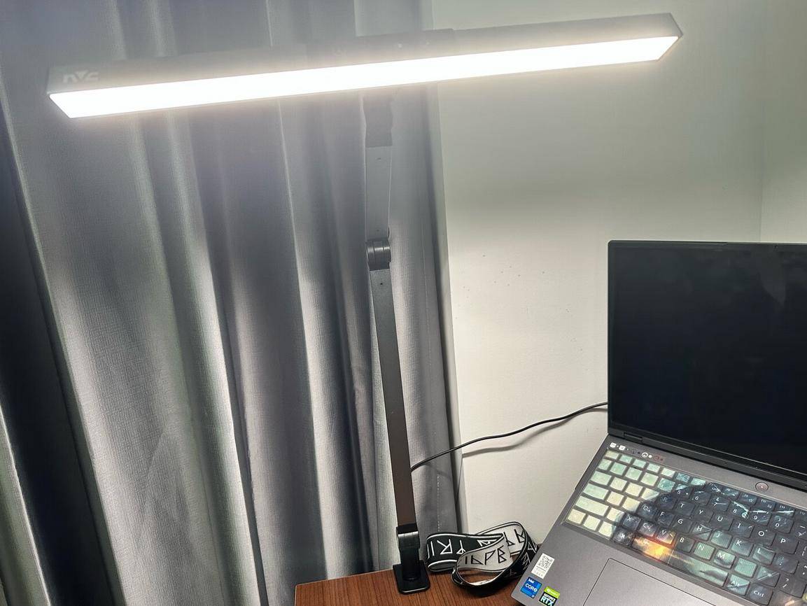 台灯什么颜色的灯光对眼睛好?合适色温的护眼台灯推荐