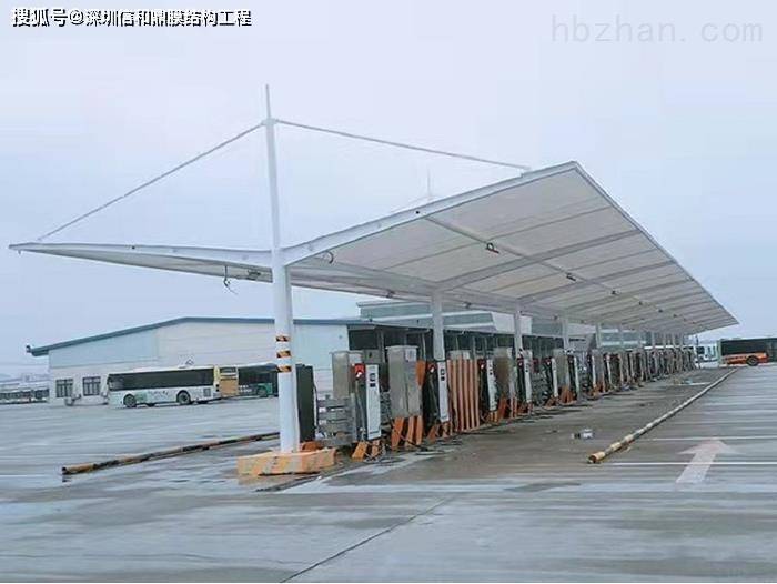 价格因素解析新能源充电桩张拉膜结构雨棚的价格受到多种因素的影响