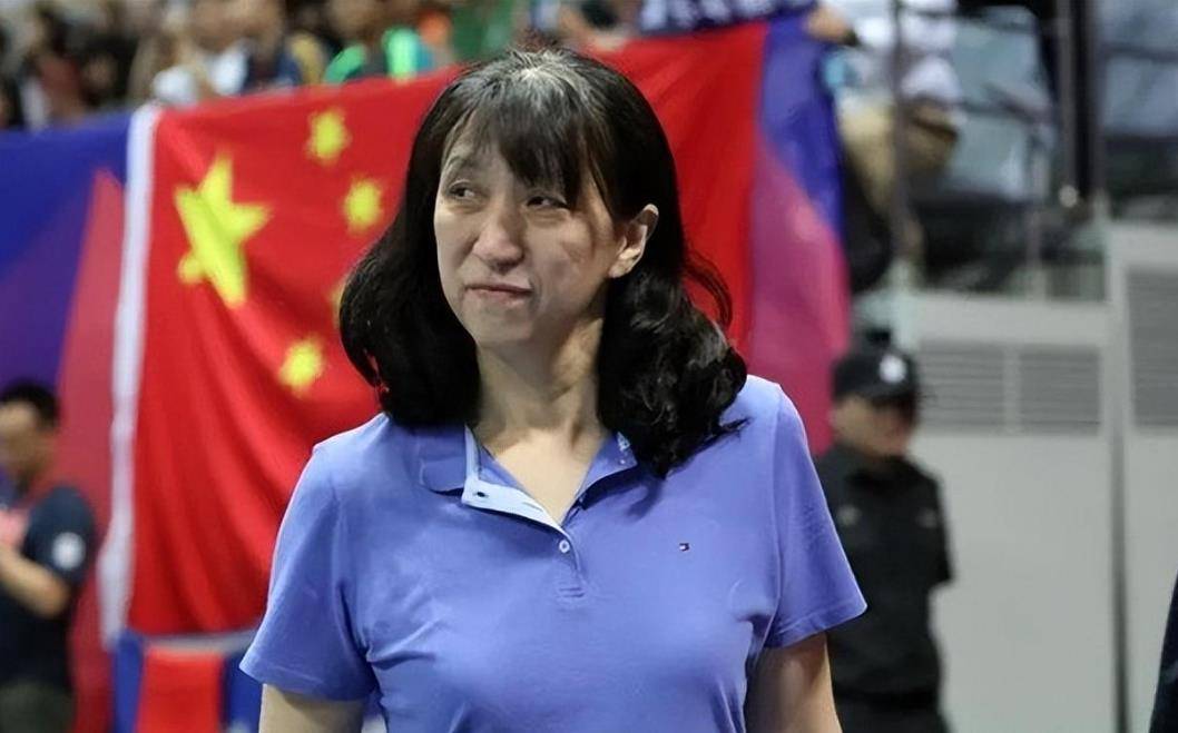 54岁赖亚文白发苍苍,亮相北京新岗位,郎平没白等待_指导_中国女排