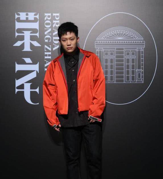 出轨一事属实,而这位神秘男子也被网友扒出是一名嘻哈歌手,名叫pgone