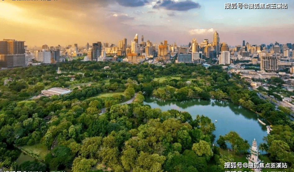 如果形象對比:與北京頤和園相比,深圳灣公園只有其中的三分之一,有15