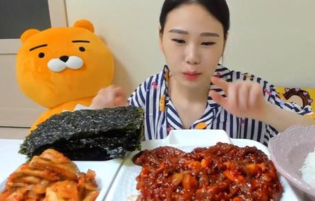 韩国美女大胃王吃八爪鱼,一口一个!吃的时候,还发出咀嚼声!