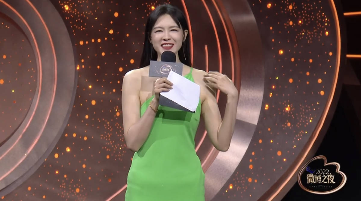 今年的微博之夜同样看点十足,主办方在主持人选上就做足了文章,李杰