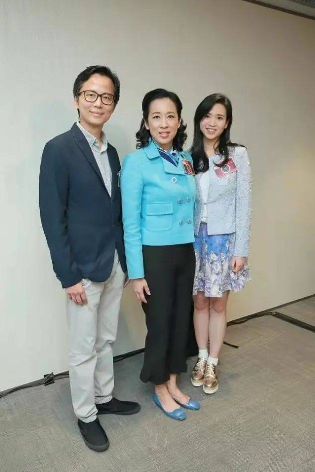 郭晶晶婆婆才是真名媛,穿一身正装像"居委会大妈",却优雅年轻_朱玲玲