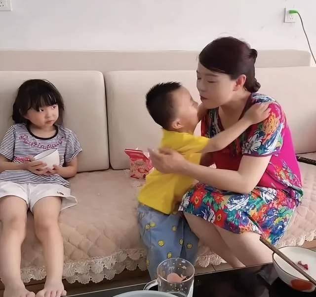 田静全家到大棚干活,姚威卖力动作被记录,期待田静与许妈互动_一家人