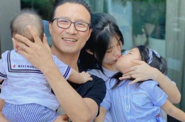 章子怡首晒儿子正面照,皮肤白皙惹人羡,亲儿子被挤出双下巴_汪峰_感情