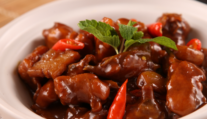 "三杯鸡"的汤汁浓郁香醇,肉质鲜香软嫩,烂而不腻,真是人间不可多得的