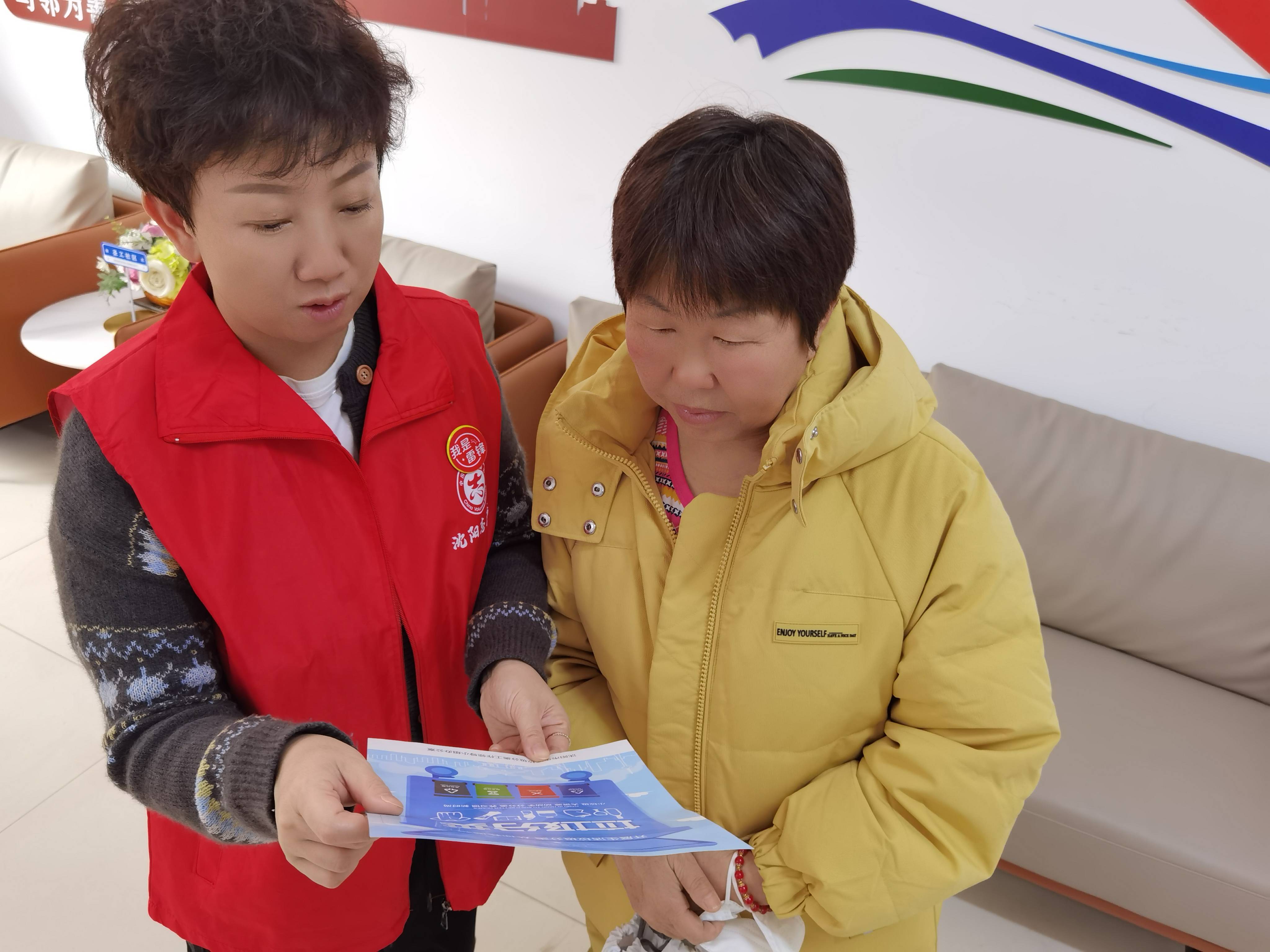 在活動現場,社區垃圾分類志願者們積極向居民朋友發放垃圾分類宣傳冊