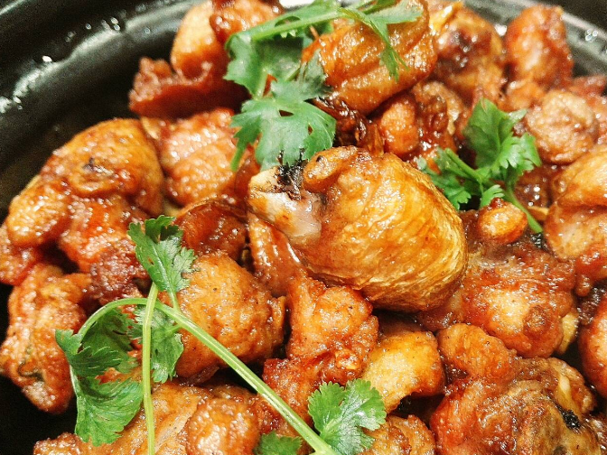 "三杯鸡"的汤汁浓郁香醇,肉质鲜香软嫩,烂而不腻,真是人间不可多得的