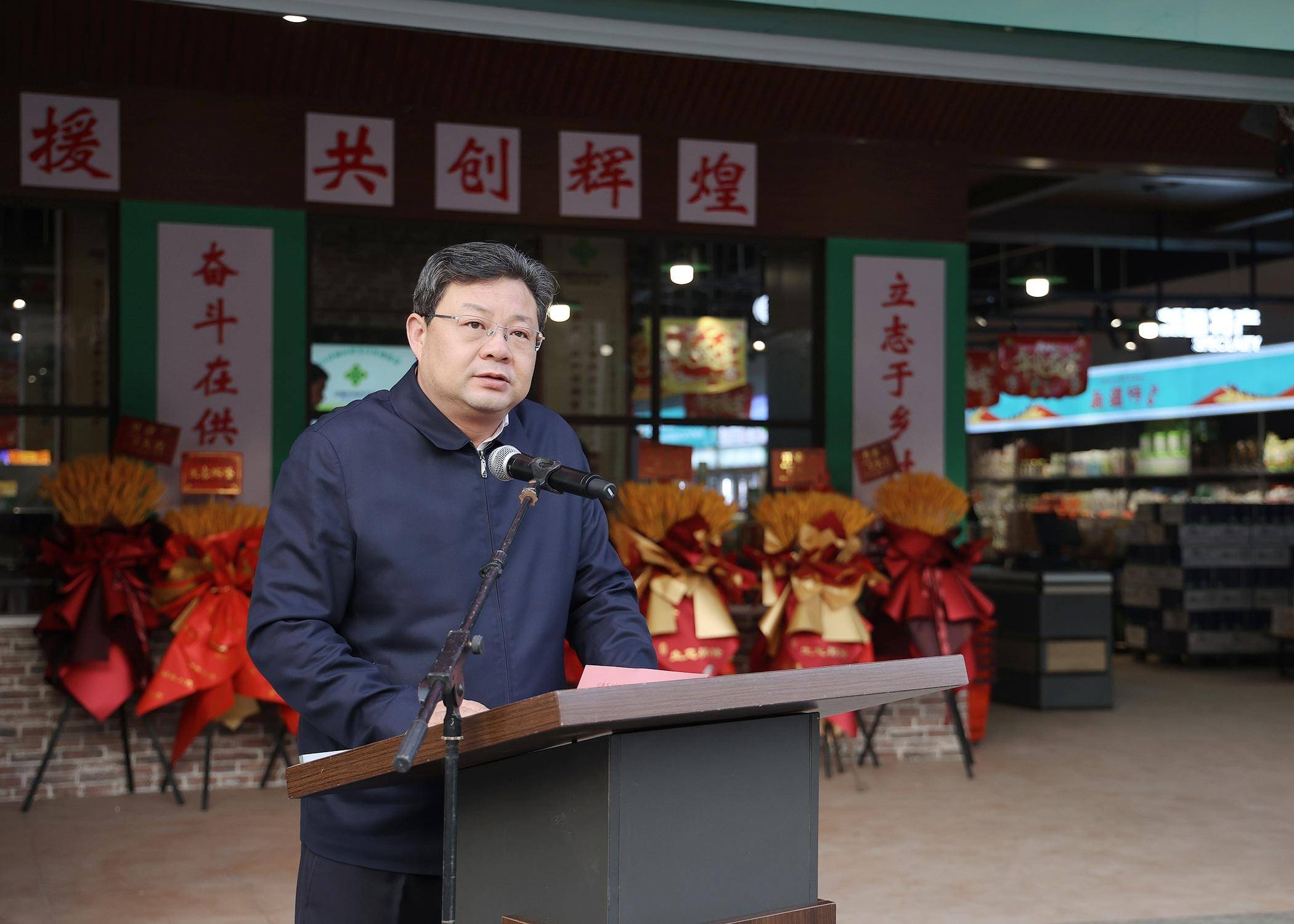 鄂州市委常委,副市长卢辉应邀出席开业庆典并讲话.