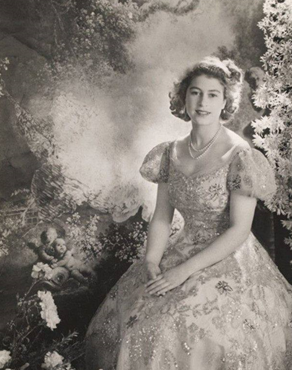 回顾伊丽莎白二世的经典造型,呈现出前所未有的优雅与高贵_名媛_风格_