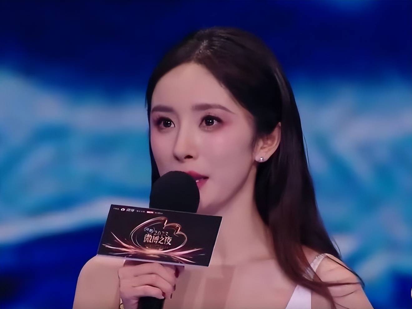 杨幂展现e社牛魅力,捏王嘉尔帽子,打雷佳音,引爆全场尖叫!_网友_活动