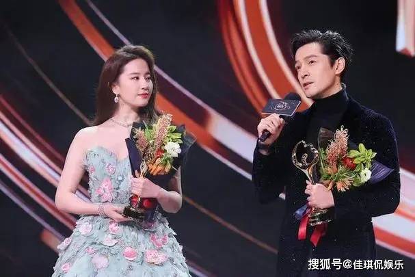 赵丽颖仅用张艺谋三个镜头,便将虞书欣遮羞布扯下,还是唐嫣厉害_形象