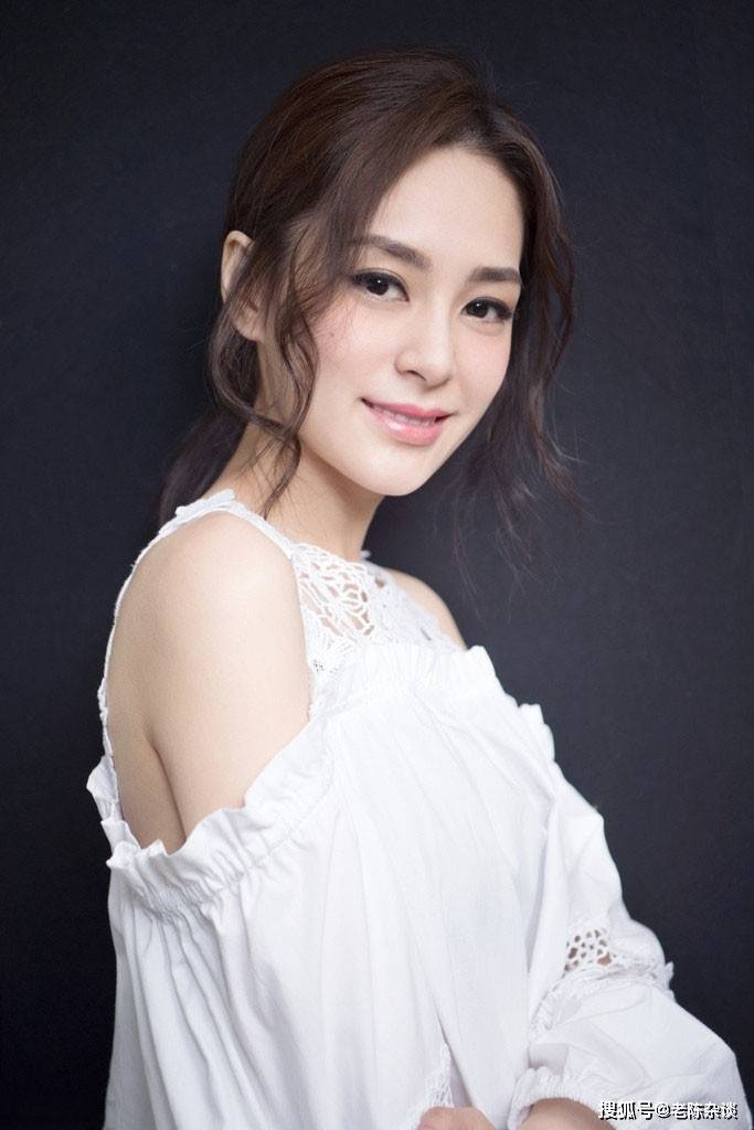 42岁钟欣桐,妩媚性感女人味十足!_身材_独立_众人