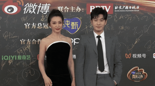北京这一夜,内娱女星姿态万千,唐嫣水蛇腰,杨幂如女王