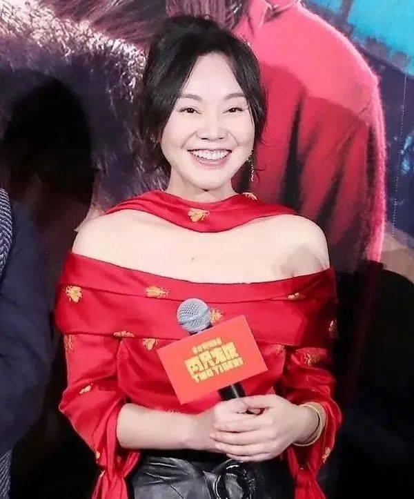 闫妮生图大变样:脸部凸起又肿又僵,眼角皱纹穿衣尽显老态