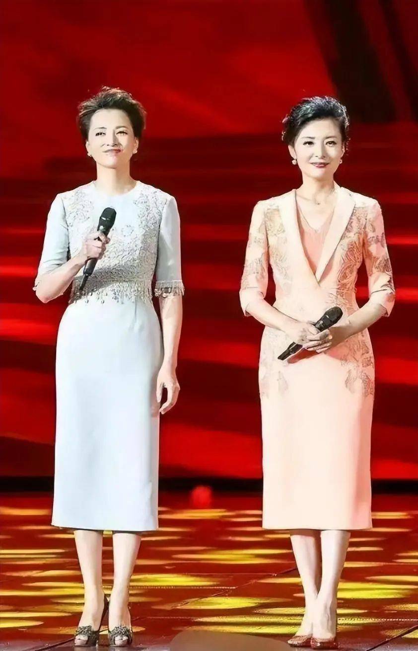 49岁董卿同框54岁周涛,一个穿搭简约却高级,一个用力过猛显俗气_时尚