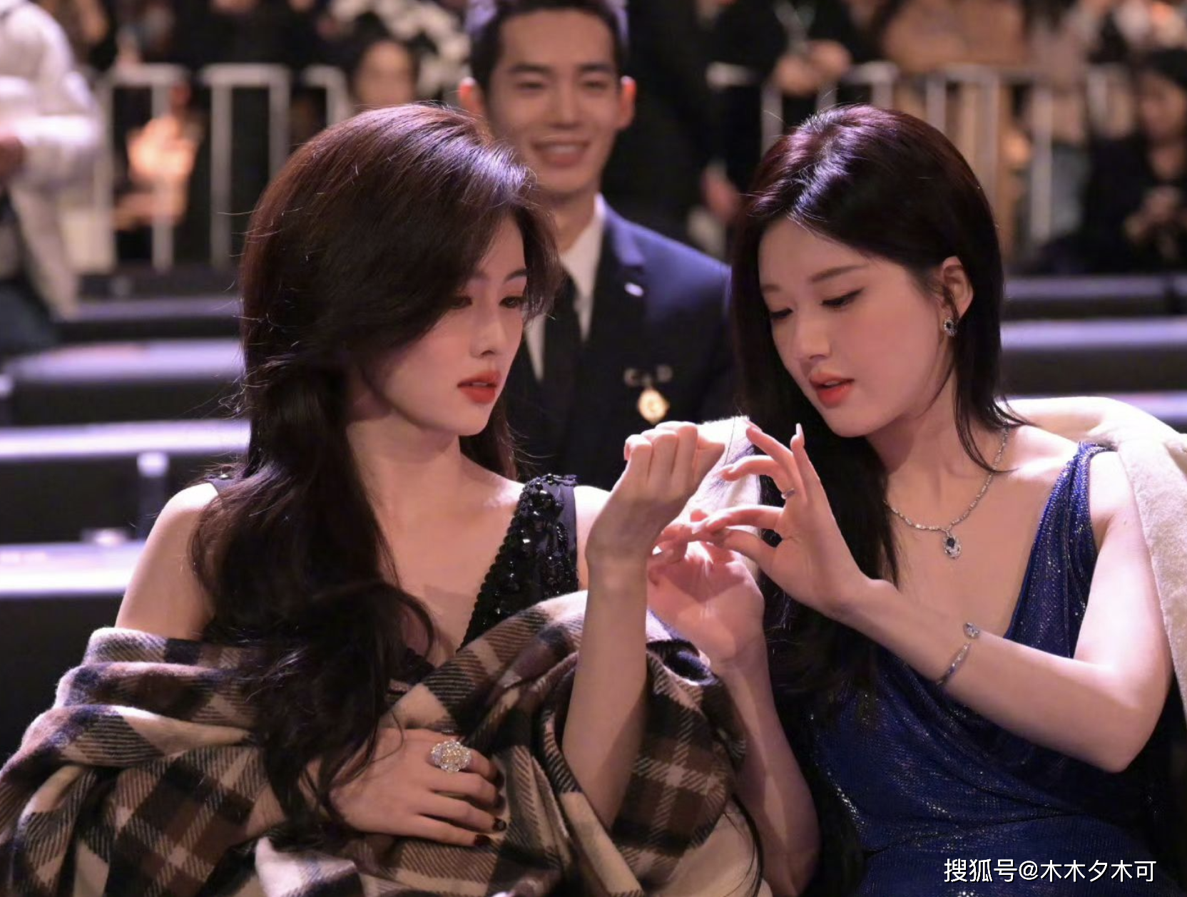 赵露思跟白鹿前排则是坐着肖战,他一直一个人静静地坐着,偶尔看到熟人