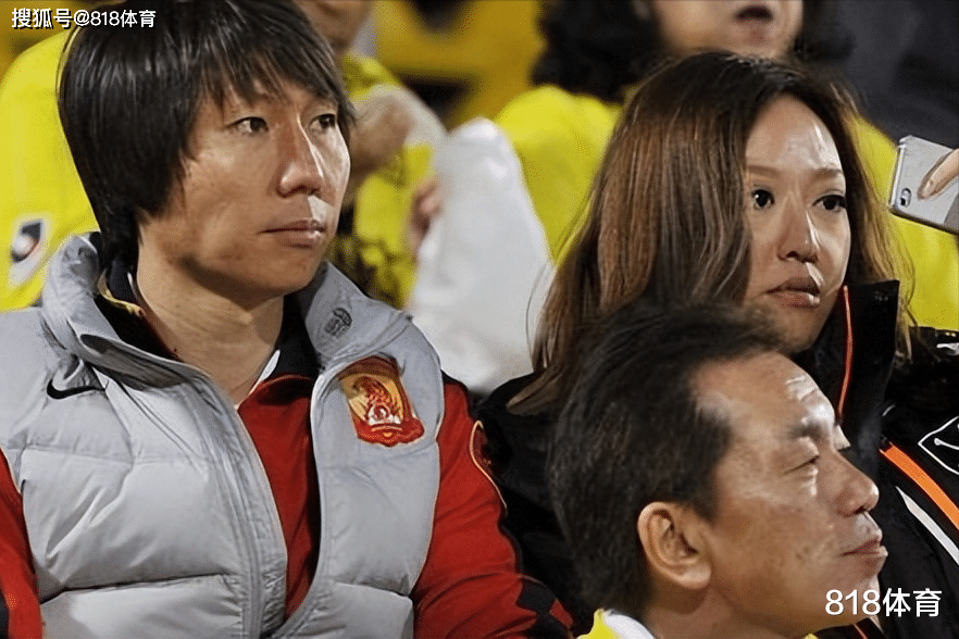 李铁媳妇一直待在沈阳没离婚 出高价请律师为他打官司_龙菲_国足_妻子