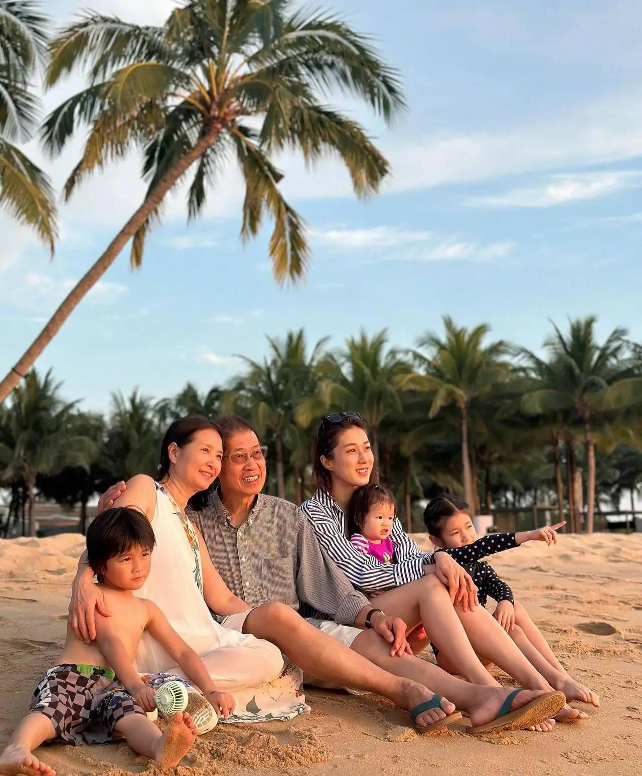 钟嘉欣穿泳装身材凹凸有致与仨娃海边度假超甜蜜