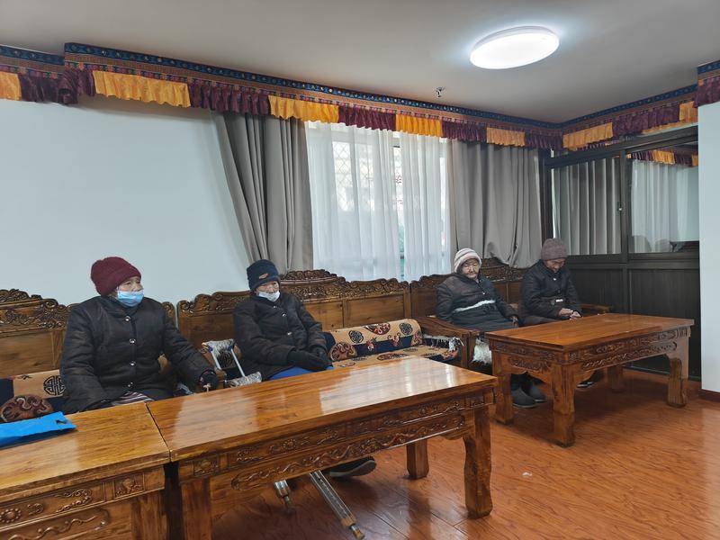 记者 旦增玉珍 摄城关区社会福利院副院长扎西绕旦接受记者采访