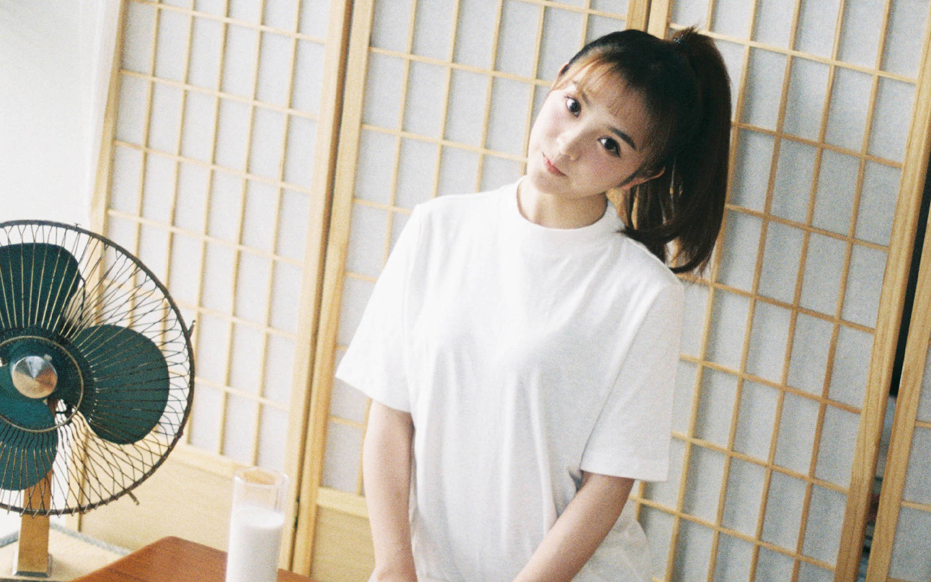 田曦薇送粘毛器遭网友痛批"抠门",素颜抱猫照意外成回应焦点_礼物